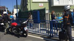 Los motoristas esperando para recoger el material escolar