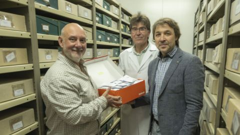 De izquierda a derecha, Alberto Rom�n Vargas (mic�logo), Miguel Antonio Fern�ndez M�rquez (t�cnico de laboratorio) y Eduardo Cires Rodr�guez (conservador del herbario FCO de la Universidad de Oviedo)