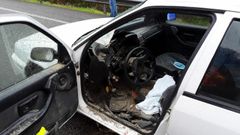 La piedra alcanz� de lleno el asiento del conductor. 