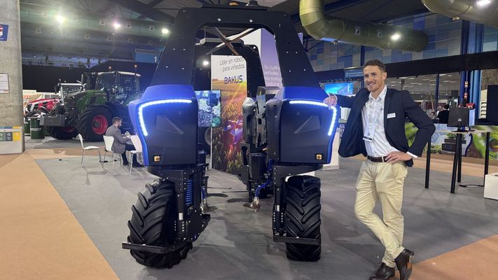 Pierre Claron, responsable de exportacin para Espaa y Portugal de Vitibot, posacon lamquina que realiza tareas en el viedo