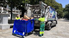Operarios y veh�culo de Urbaser gestionando un contenedor de papel esta semana en el Cant�n.