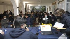 Reuni�n celebrada hace meses en la que vecinos de Alfoz y O Valadouro valoraban el impacto del proyecto de central