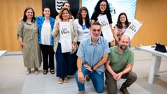 O concelleiro de Cultura, Demetrio G�mez, con alg�ns dos organizadores da Festa dos Libros de Pontevedra