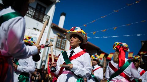 Romer�a da Virxe do Cristal.Los danzantes de Vilanova dos Infantes se acercan a la Virxe do Cristal en la plaza del pueblo y le dedican su danza gremial.