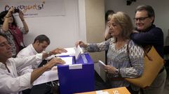 Artur Mas, con su mujer, en la votaci�n