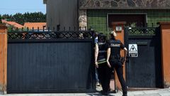 Agentes de la Polic�a Nacional durante la inspecci�n de la vivienda de Agui�o donde ocurri� el crimen