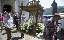 Tras un a�o sin hacerlo, los devotos volvieron a sacar ayer a Nosa Se�ora en procesi�n. 