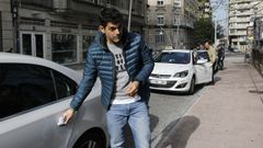 Fran �lvarez, asegur�ndose de la limpieza total de su taxi en la parada del Parque de San L�zaro.