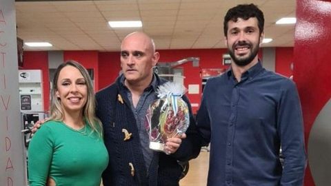 No se esperaba el boxeador y empresario Sergio Seco el homenaje que le esperaba en la celebracin del vigsimo quinto aniversario del Boxing Club Padrn. Desde el Concello quisieron distinguir su esfuerzo por fomentar el deporte en todos los rangos de edad y su papel como valedor del deporte a nivel comarcal.