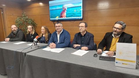 El popular David Castro, en el centro de la imagen, preside la Mancomunidade do Saln�s