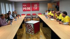 Adriana Lastra, secundada por Adri�n barb�n, Mariv� Monteser�n y Gimena Llamedo, entre otros, se entrevista con el comit� de empresa de Alcoa