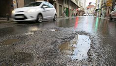 Baches en el tramo de la avenida de Galicia cuya titularidad corresponde a la Xunta. 