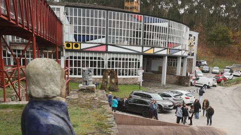 Trabajadores de Sargadelos, ayer a las puertas de la f�brica de Cervo