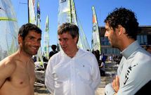 Carlos y Ant�n charlan con el presidente del Consejo Superior de Deportes Miguel Cardenal. 
