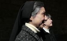 Las hermanas Paula (izquierda) y Mari �ngeles viven en el monasterio de Armenteira y se sienten libres dentro de sus muros. 
