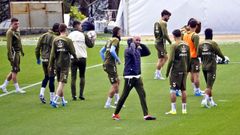 Claudio Gir�ldez y sus jugadores, en un entrenamiento del Celta.