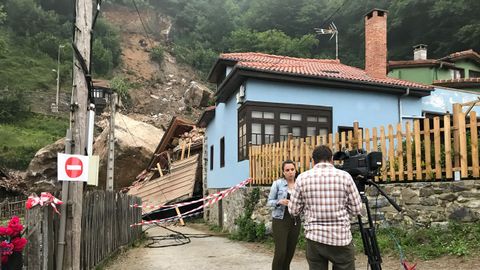 La TPA haciendo un directo delante de una de las casas derrumbadas por el argayo 
