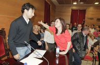 La alcaldesa de Cambados se dirige a abrazar a Abal tras recibir su voto en el pleno de investidura. 