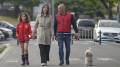 Lara Mndez paseando con su hija y su marido en un momento libre de la campaa de mayo del 2023