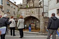 Unos turistas fotograf�an la fuente del Carmen en Pascua.