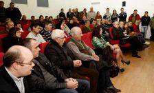 Algunos de los afectados contaron sus casos y realizaron preguntas a la abogada.