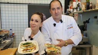 El napolitano Franceso Pecchia, cocinero del portero del Celta, colabora con la focaccer&iacute;a Ciao Foca,