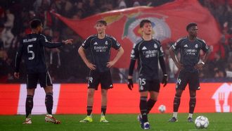 Dean Huijsen, con los brazos en jarra tras el tercer gol del Benfica.