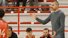 Alberto Ruiz de Galarreta da instrucciones durante el partido contra los ferrolanos.