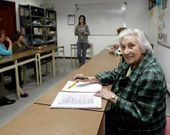 Carmela, en primer plano, lleva unos cuatro a�os asistiendo a clases de literatura.