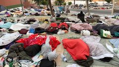 Grupos de personas migrantes siguen durmiendo en la calle