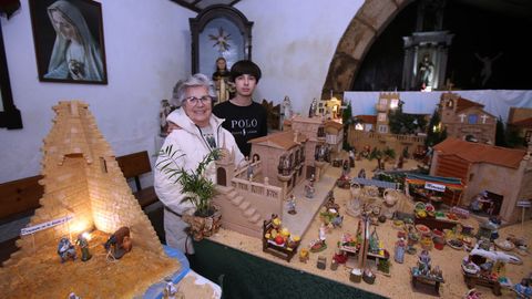 Marucha con su nieto Miguel, en el beln instalado en la capilla de Santa Margarita