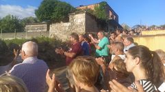 Nueva manifestaci�n de los vecinos de Cerponz�ns, en Pontevedra, para apoyar a un vecino al que le derribaron su casa. 