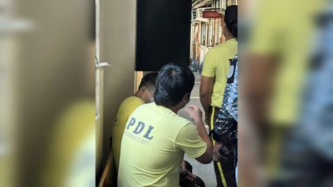 Los tres polic�as acusados del asesinato de Diego Bello, este viernes antes de entrar a la sala de vistas del Tribunal Regional de Primera Instancia de Manila