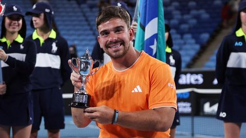 Mart&iacute;n de la Puente posa con su trofeo tras caer en la final del Open de Australia.