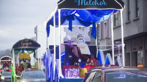 Ilusionante espera y recorrido de los Reyes por Carballo