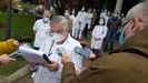 Carlos Gonzlez, adjunto al servicio de Urgencias de Cabuees, durante la lectura del manifiesto