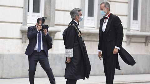 El presidente del CGPJ, Carlos Lesmes, saluda a Felipe VI en la apertura del a�o judicial.