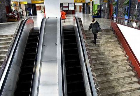 Las escaleras mec�nicas, que nunca llegaron a funcionar, ser�n sustituidas por ascensores.