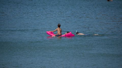 Gente ba��ndose ayer en la playa de Silgar, en Sanxenxo