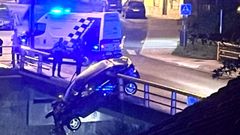 El coche, un Opel Astra negro, qued� colgado del puente, a una altura de unos diez metros sobre la autopista