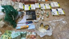 Droga y otros �tiles para su preparaci�n localizados en el domicilio de la sospechosa en O Carballi�o