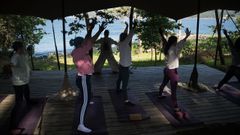 El ecoglamping Amaraxe de Portos&iacute;n ofrece clases de yoga al aire libre con brunch incluido