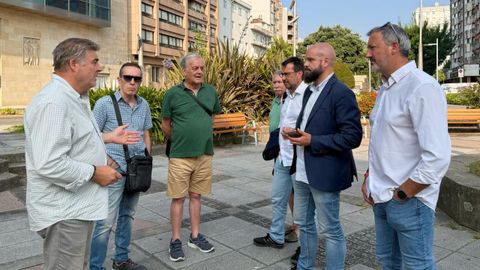 Directivos de la Asociaci�n de Veci�os San Xos� de Campolongo con concejales del PSOE de Pontevedra