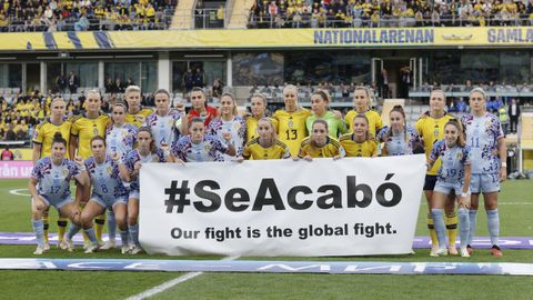 Las jugadoras de ambos equipos posan con una pancarta en la que se lee Se Acab. Nestra lucha es global en el partido de la Liga de las Naciones entre Suecia y Espaa