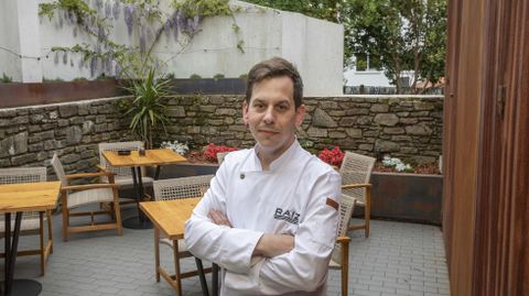 El chef palentino Diego Negueruela en la terraza de su nuevo restaurante, Ra�z, a escasos pasos de la antigua muralla que rodeaba el casco viejo de Santiago.