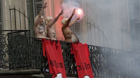 Activistas de Femen protestan en una manifestación por el 1 de mayo en París.