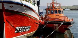 Los marineros fueron rescatados por la �Salvamar Alioth�, que los traslad� al puerto de Burela .