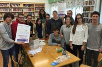 Los alumnos de Artes Esc�nicas e Xesti�n Cultural y su profesor, con los carteles de la Foliada. 