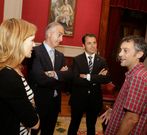 El alcalde y Eugenia Vieito, con responsables de Abanca. 