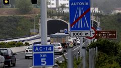 Atascos de tr�fico en A Zapateira y la TerceraRonda por el corte de un carril para el cambio de tuber�as de agua